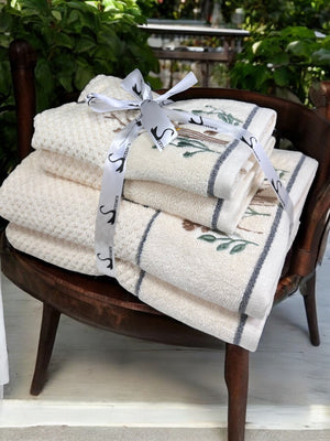 4 Piece Embroidery Towel Set - Nature-inspired Motif with Colorful Hummingbirds (Style 13)