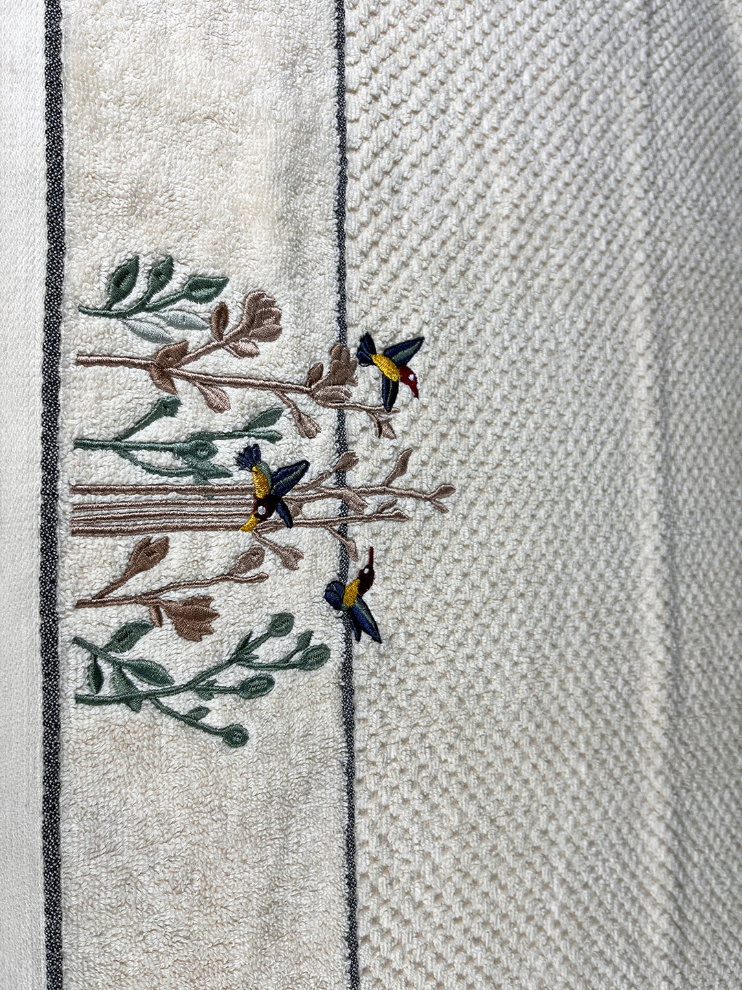 4 Piece Embroidery Towel Set - Nature-inspired Motif with Colorful Hummingbirds (Style 13)